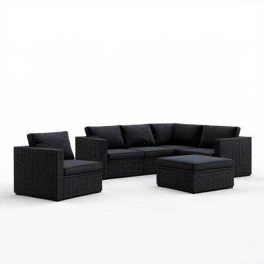 Czarny zestaw z technorattanu PE: sofa 210 x 70 x 63 cm, fotel 82 x 70 x 63 cm i pufa 70 x 70 x 30 cm